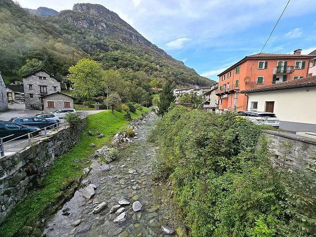 Casa unifamiliare nel nucleo di 7 locali con giardino e 2 posteggi ... – Foto 25 von 30
