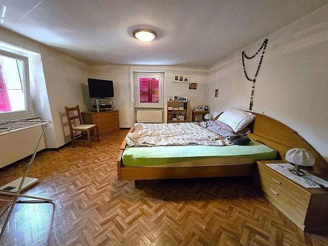 Casa unifamiliare nel nucleo di 7 locali con giardino e 2 posteggi ... – Foto 11 von 30
