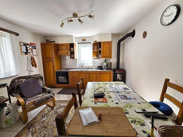 Casa unifamiliare nel nucleo di 7 locali con giardino e 2 posteggi ...