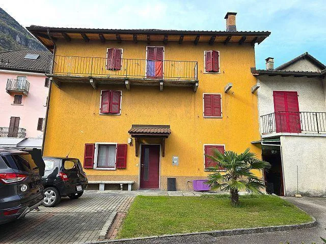 Casa unifamiliare nel nucleo di 7 locali con giardino e 2 posteggi ...