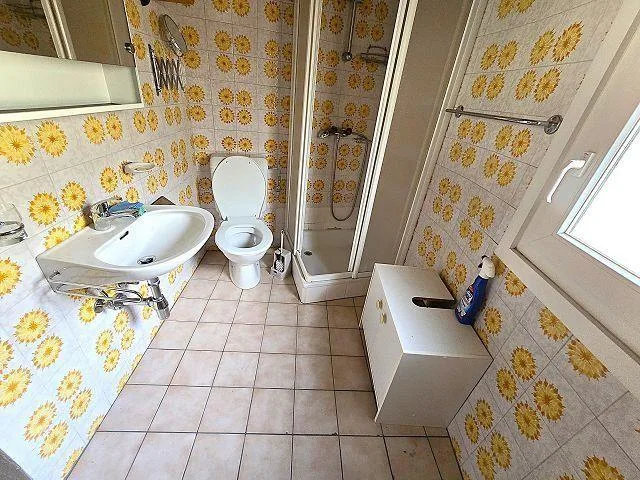 Casa unifamiliare nel nucleo di 7 locali con giardino e 2 posteggi ... – Foto 18 von 30