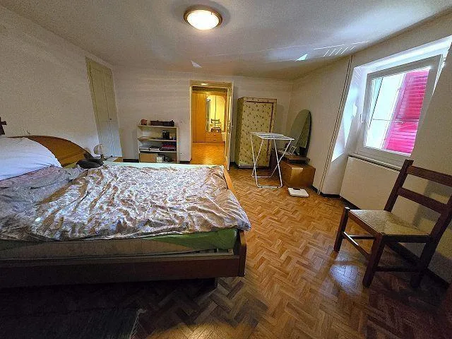 Casa unifamiliare nel nucleo di 7 locali con giardino e 2 posteggi ... – Foto 10 von 30