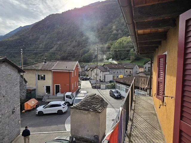Casa unifamiliare nel nucleo di 7 locali con giardino e 2 posteggi ... – Foto 23 von 30