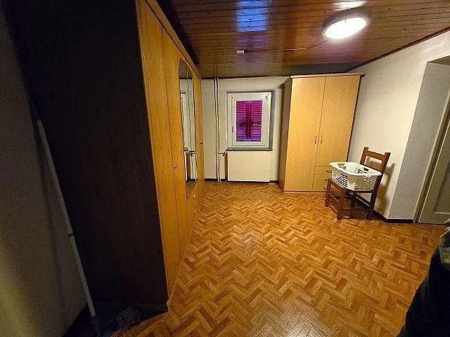 Casa unifamiliare nel nucleo di 7 locali con giardino e 2 posteggi ... – Foto 14 von 30