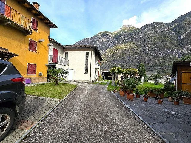 Casa unifamiliare nel nucleo di 7 locali con giardino e 2 posteggi ... – Foto 27 von 30