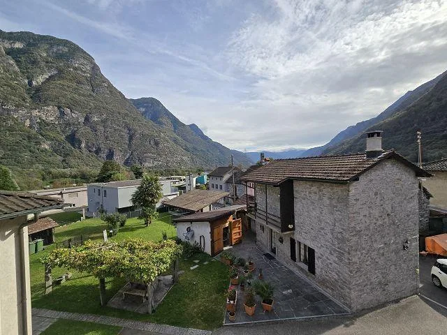 Casa unifamiliare nel nucleo di 7 locali con giardino e 2 posteggi ... – Foto 24 von 30