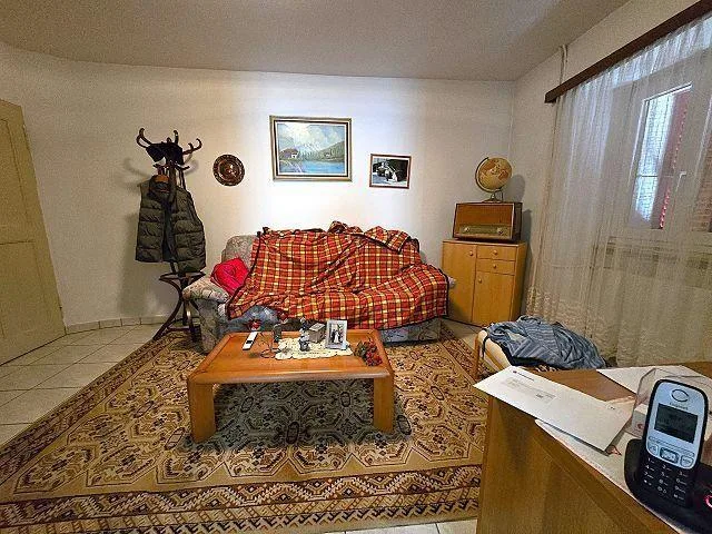 Casa unifamiliare nel nucleo di 7 locali con giardino e 2 posteggi ...