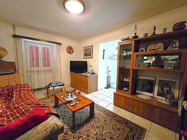 Casa unifamiliare nel nucleo di 7 locali con giardino e 2 posteggi ...
