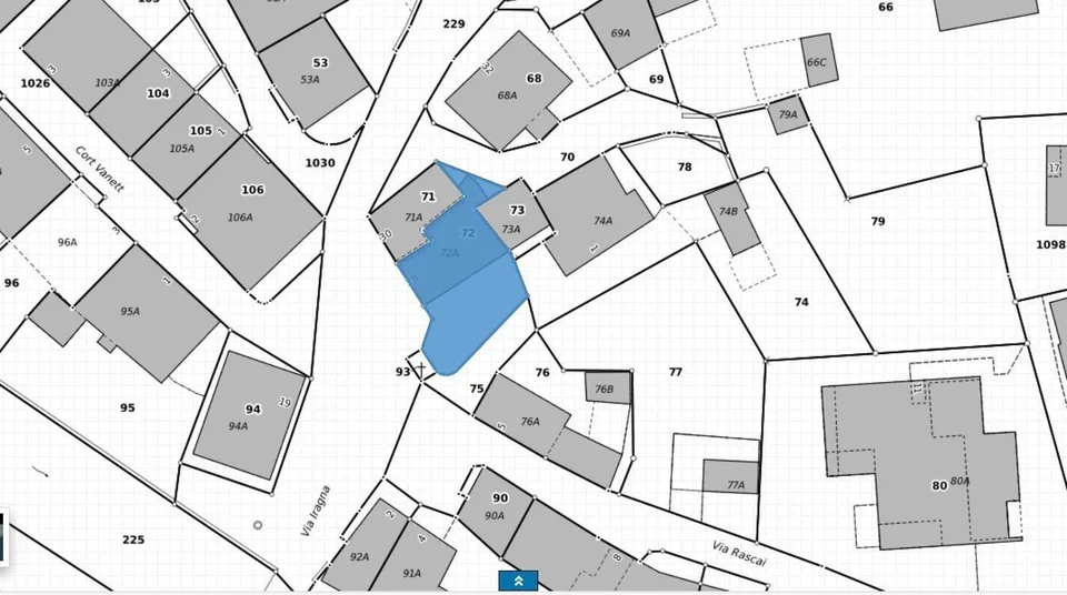 Casa unifamiliare nel nucleo di 7 locali con giardino e 2 posteggi ... – Foto 30 von 30