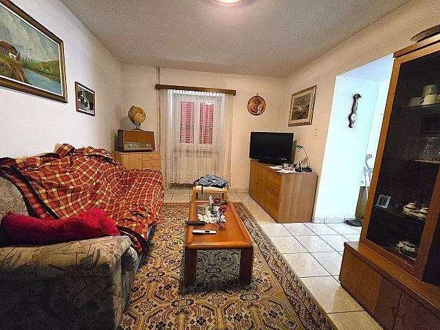 Casa unifamiliare nel nucleo di 7 locali con giardino e 2 posteggi ...