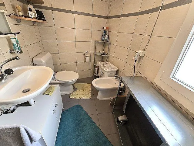 Casa unifamiliare nel nucleo di 7 locali con giardino e 2 posteggi ... – Foto 17 von 30