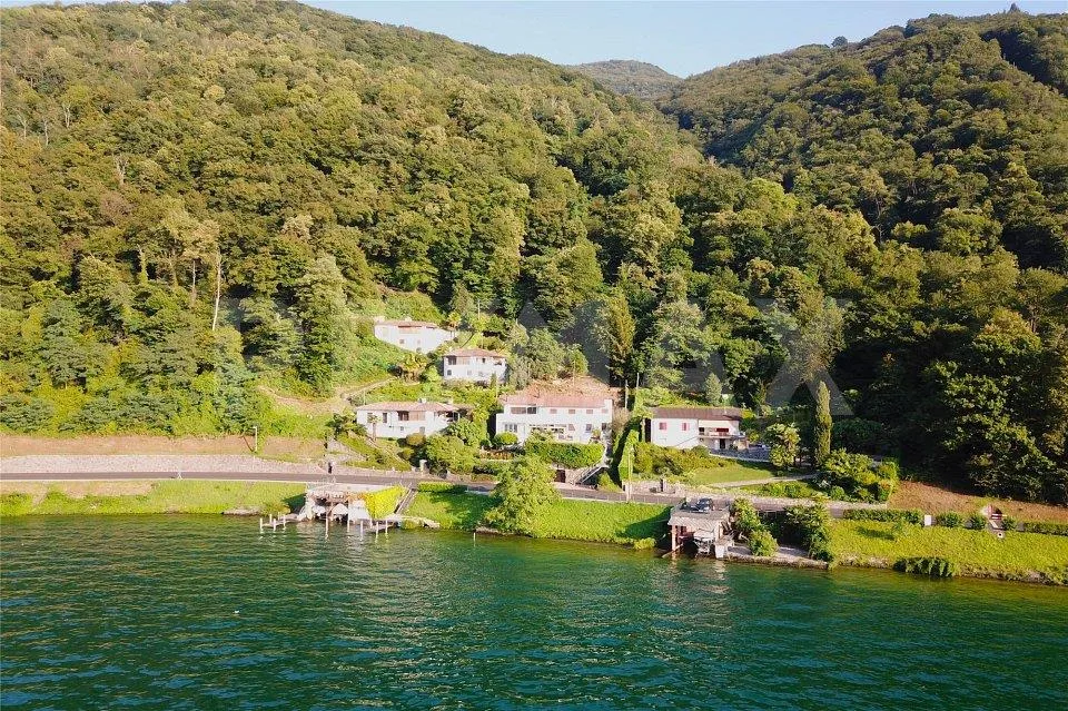 Interessante terreno edificabile con accesso al lago