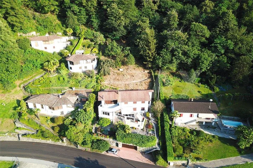 Interessante terreno edificabile con accesso al lago