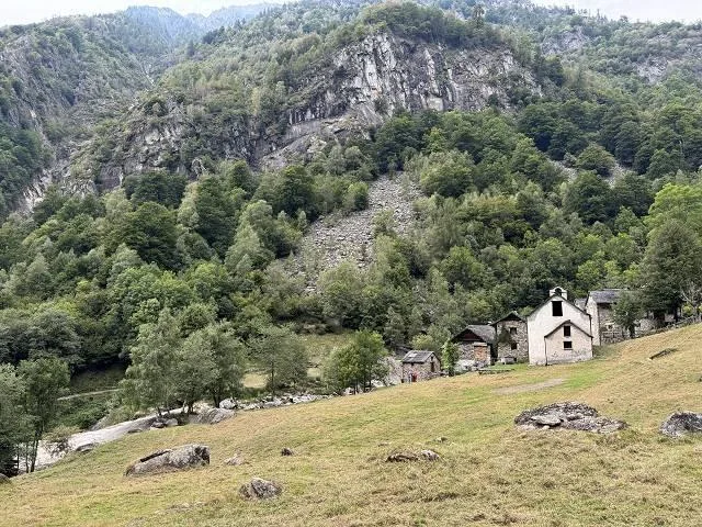 4.Zimmer-Rustico zum Ausbauen mit viel ebenem Wiesland / rustico di... – foto 14 di 22
