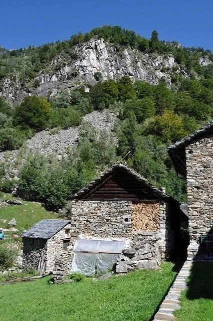 4.Zimmer-Rustico zum Ausbauen mit viel ebenem Wiesland / rustico di...