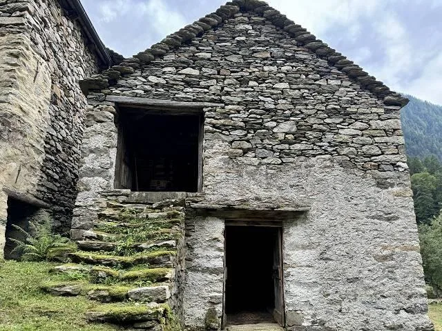 4.Zimmer-Rustico zum Ausbauen mit viel ebenem Wiesland / rustico di...