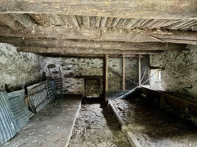 4.Zimmer-Rustico zum Ausbauen mit viel ebenem Wiesland / rustico di...