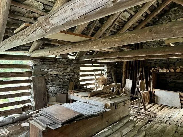 4.Zimmer-Rustico zum Ausbauen mit viel ebenem Wiesland / rustico di...