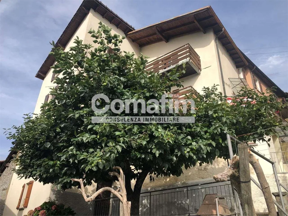 Casa di 3 ppartamenti con vista lago a Cademario