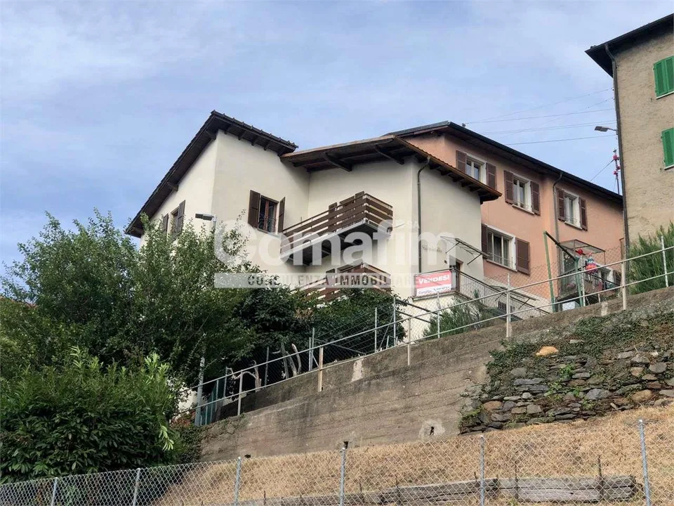Casa di 3 ppartamenti con vista lago a Cademario