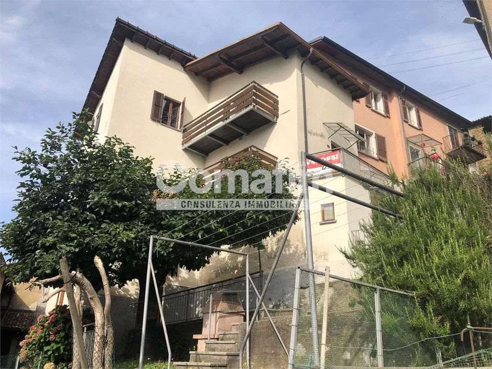 Casa di 3 ppartamenti con vista lago a Cademario