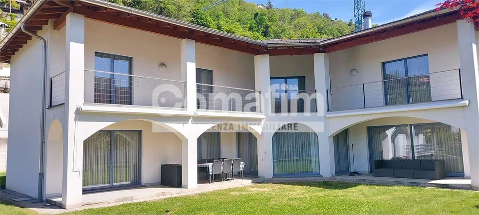 Casa bifamiliare con bel giardino