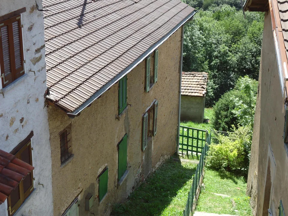 Certara - Lugano Vedesi casa ticinese da ristrutturare con licenza edi