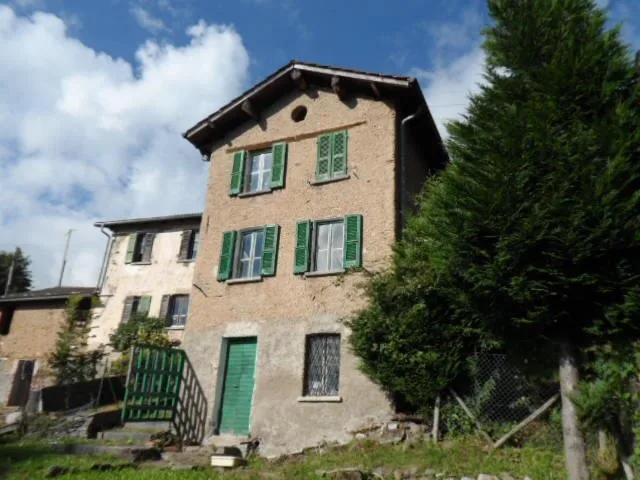 Certara - Lugano Vedesi casa ticinese da ristrutturare con licenza edi