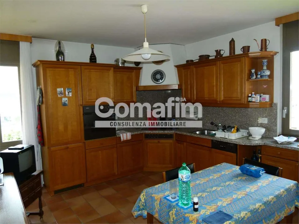 A Capolago vendiamo casa con "Praticità e spazio a – Foto 6 von 13