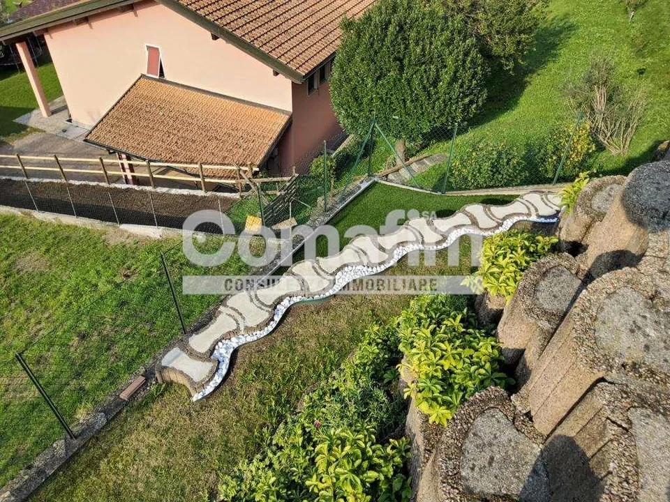 A Capolago vendiamo casa con "Praticità e spazio a – Foto 11 von 13