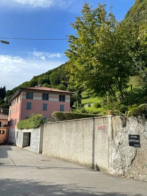 Terreno edificabile con licenza edilizia per 8 appartamenti