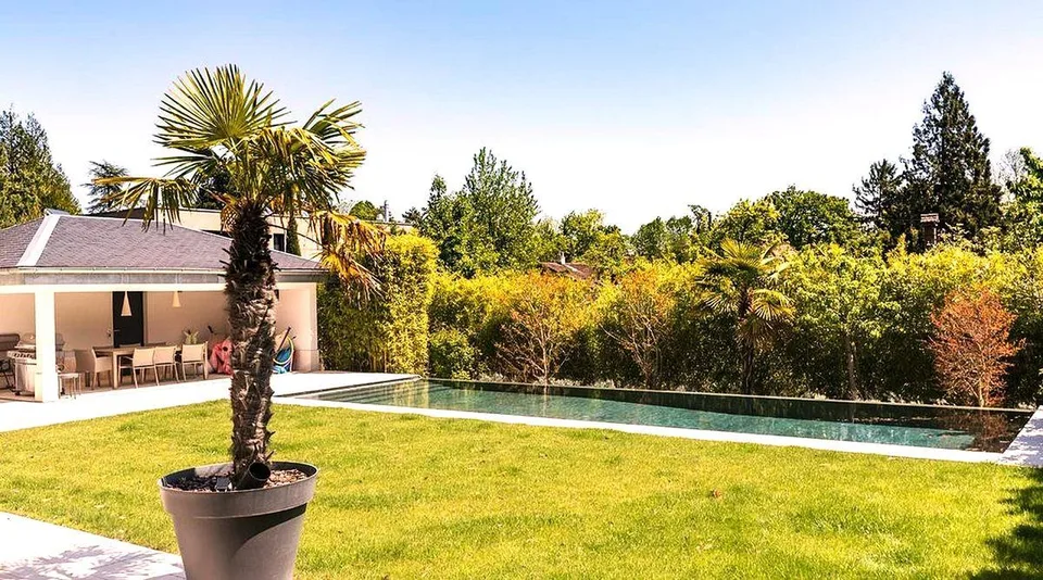 PRESTIGIOSA VILLA CONTEMPORANEA A CHÊNE-BOUGERIES - UN'OASI DI LUSSO E SERENITÀ