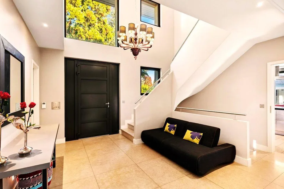 PRESTIGIOSA VILLA CONTEMPORANEA A CHÊNE-BOUGERIES - UN'OASI DI LUSSO E SERENITÀ