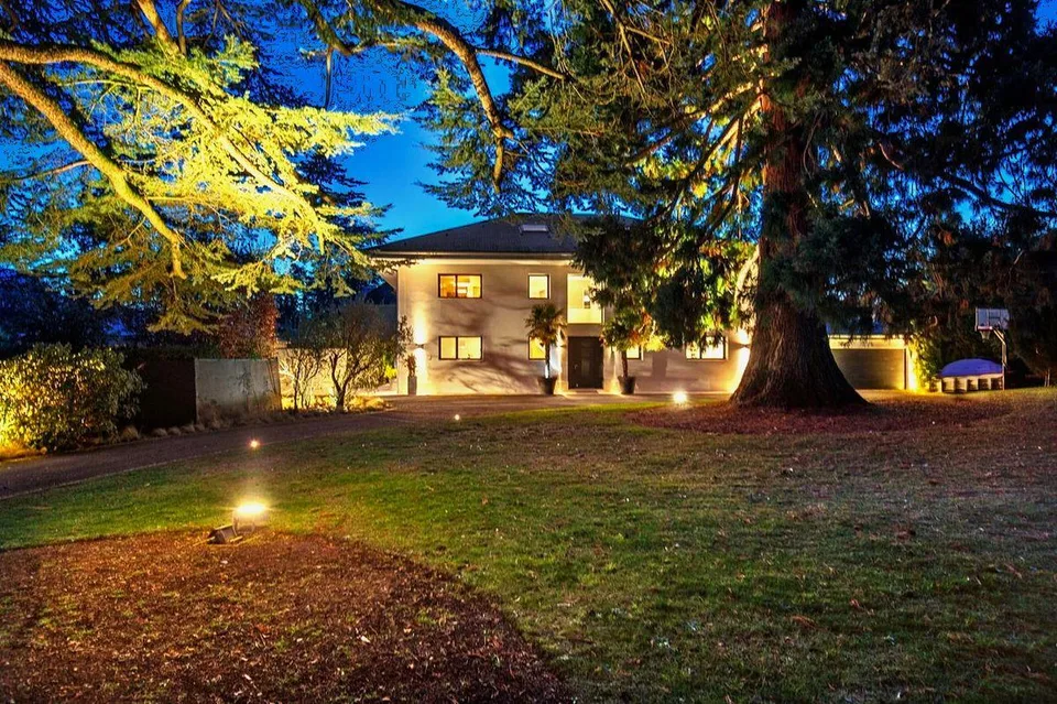 PRESTIGIOSA VILLA CONTEMPORANEA A CHÊNE-BOUGERIES - UN'OASI DI LUSSO E SERENITÀ