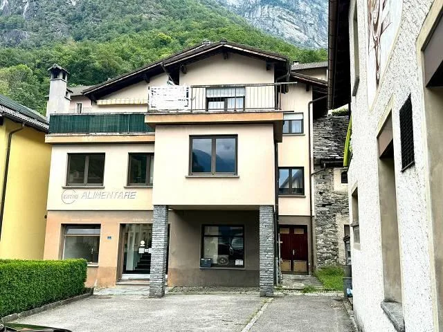 6 1/2-Zimmer-Haus mit Ladengeschäft an ruhiger Lage im Dorfkern / c...
