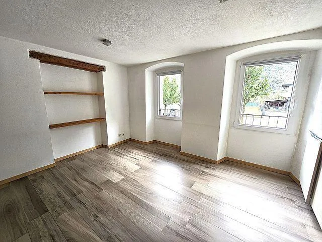 Mehrfamilienhaus mit drei 2 1/2-Zimmer-Wohnungen / Casa di 3 appart...