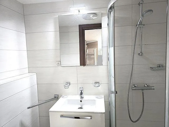 Mehrfamilienhaus mit drei 2 1/2-Zimmer-Wohnungen / Casa di 3 appart... – Foto 9 von 20