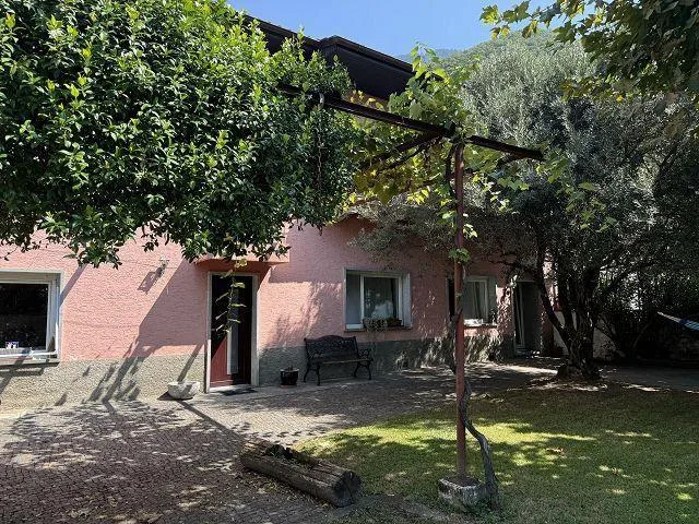 7 1/2-Zimmer-Villa mit grossem Garten an sehr ruhiger, sonniger Aus...