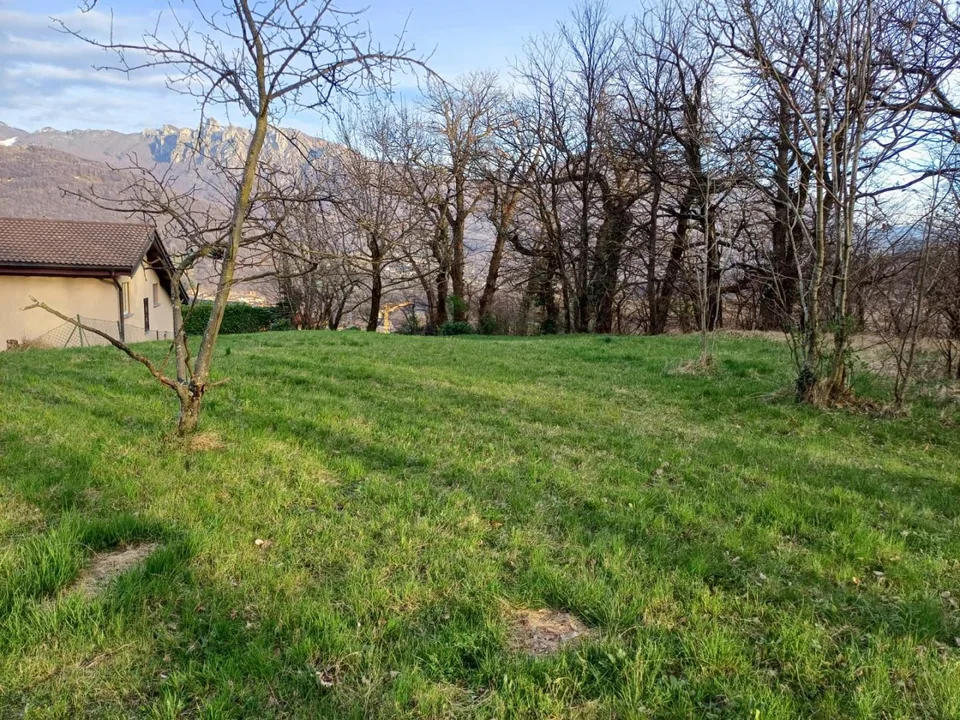 terreno  edificabile die 921 m2 / Baulandgrundstück von 921 m2