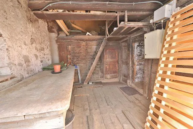 3 Zi Hausteil zum Ausbauen im Dorfzentrum   /   parte di casa di 3 ...