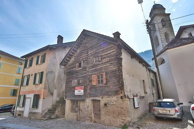 3 Zi Hausteil zum Ausbauen im Dorfzentrum   /   parte di casa di 3 ...