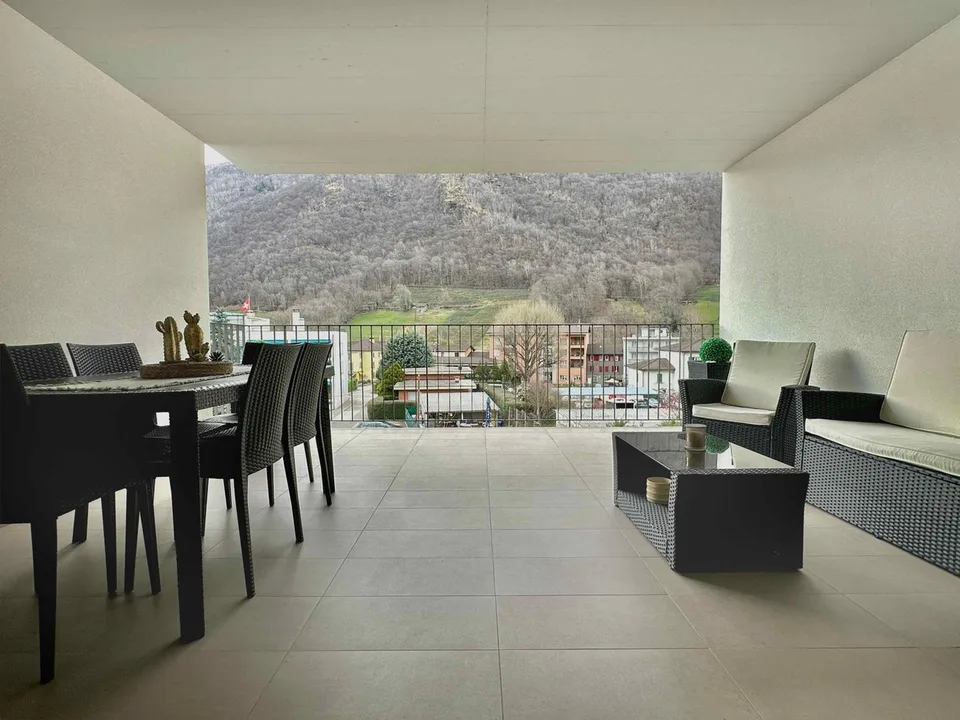 "Nuovo 5.5 locali di alto standard con ampia terrazza coperta"