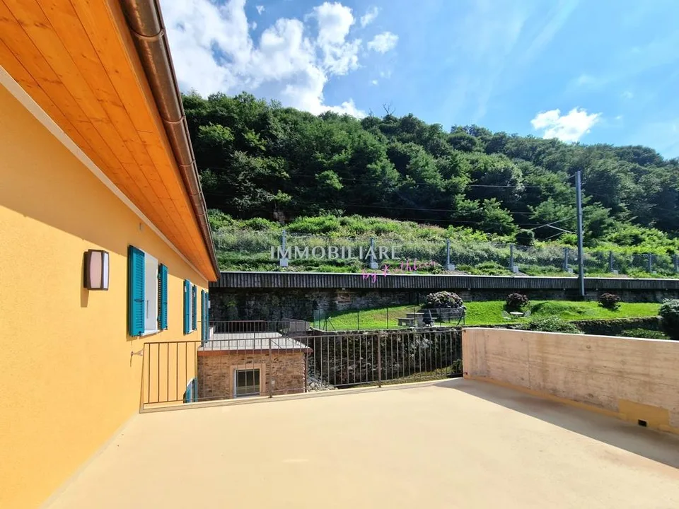 SANIERTE Ferienwohnung mit grosser Terrasse - Attica-Etage