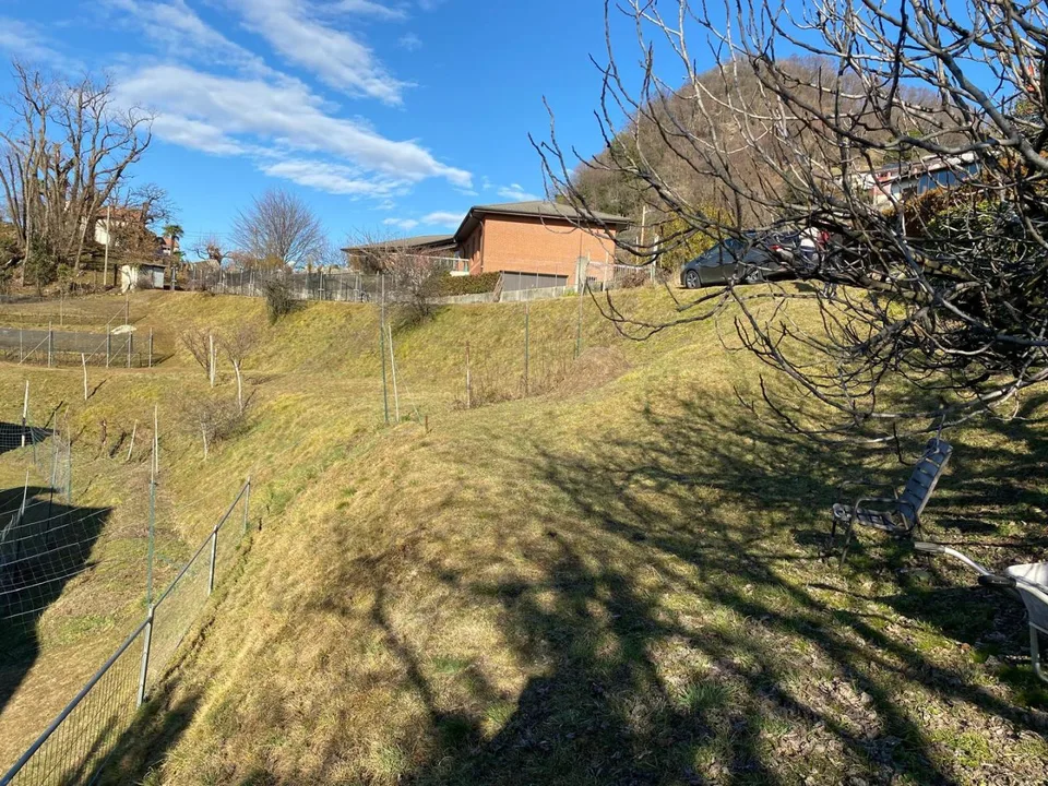 terreno edificabile di 1005 m2 in una posizione molto soleggiata e ...