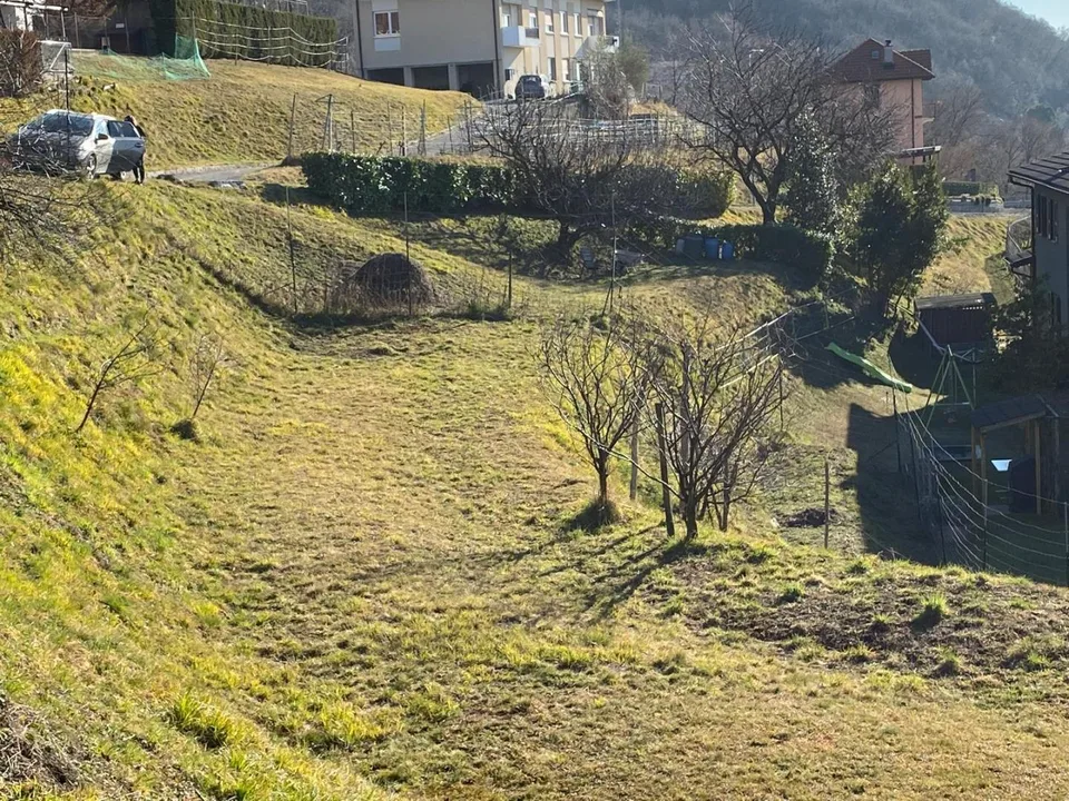 terreno edificabile di 1005 m2 in una posizione molto soleggiata e ...