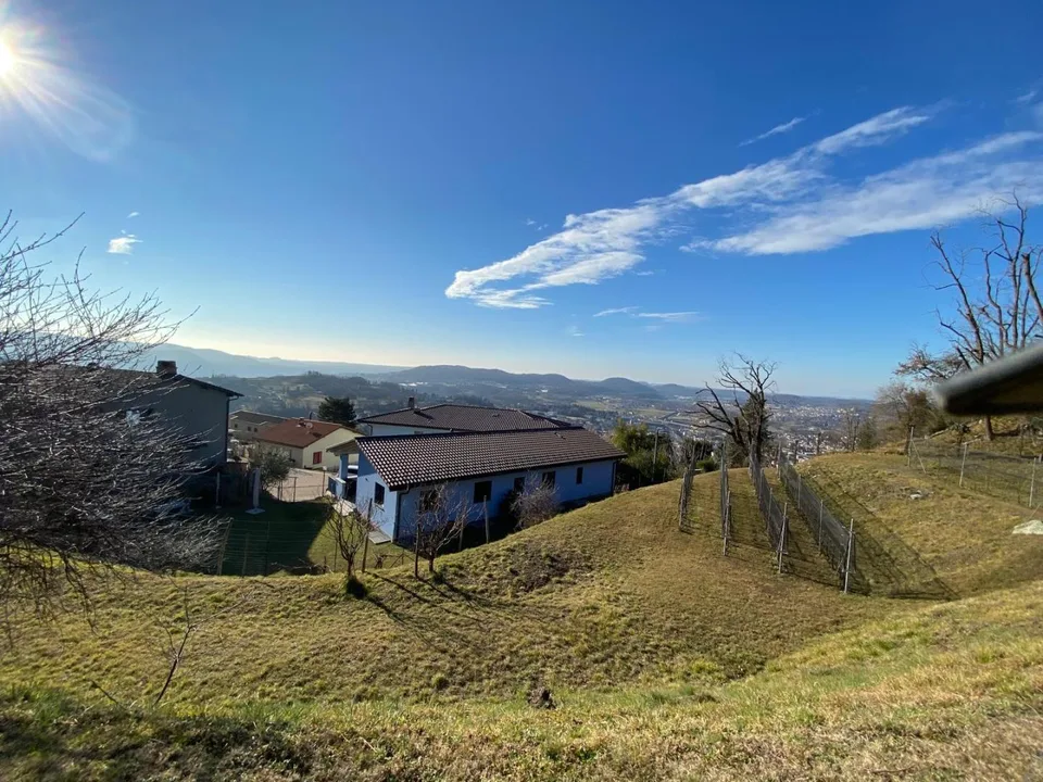 terreno edificabile di 1005 m2 in una posizione molto soleggiata e ...
