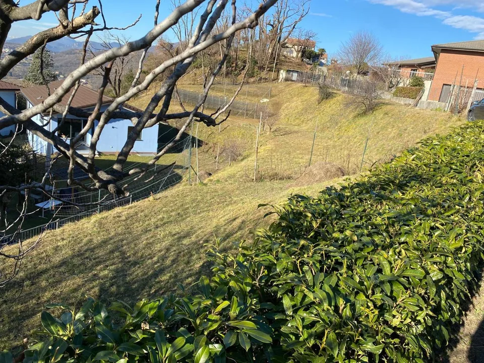 terreno edificabile di 1005 m2 in una posizione molto soleggiata e ...
