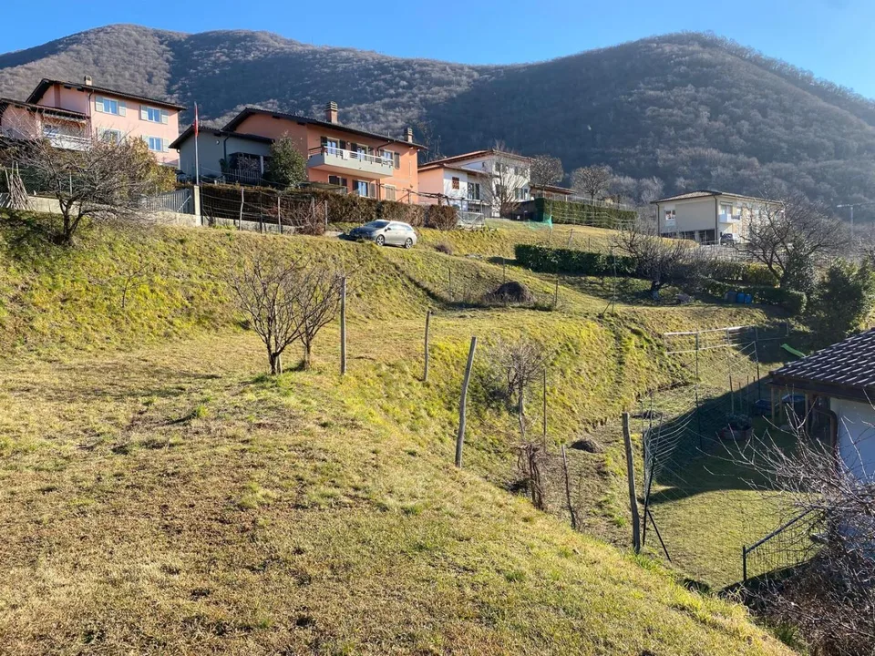 terreno edificabile di 1005 m2 in una posizione molto soleggiata e ...
