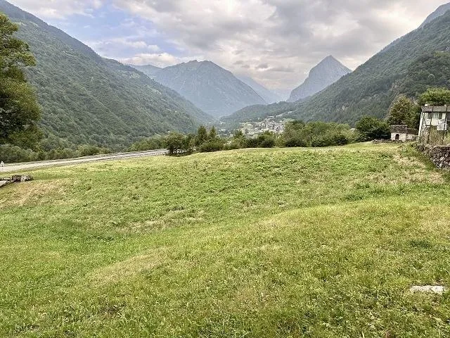 Bauland mit Rustico von 2085 m2 Fläche an sonniger Aussichtslage / ...
