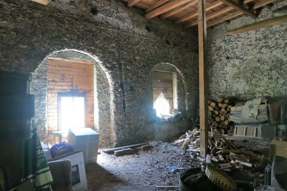 Rustikales grosses Engadinerhaus mit angebauter Scheune und viel Um... – Foto 9 von 10